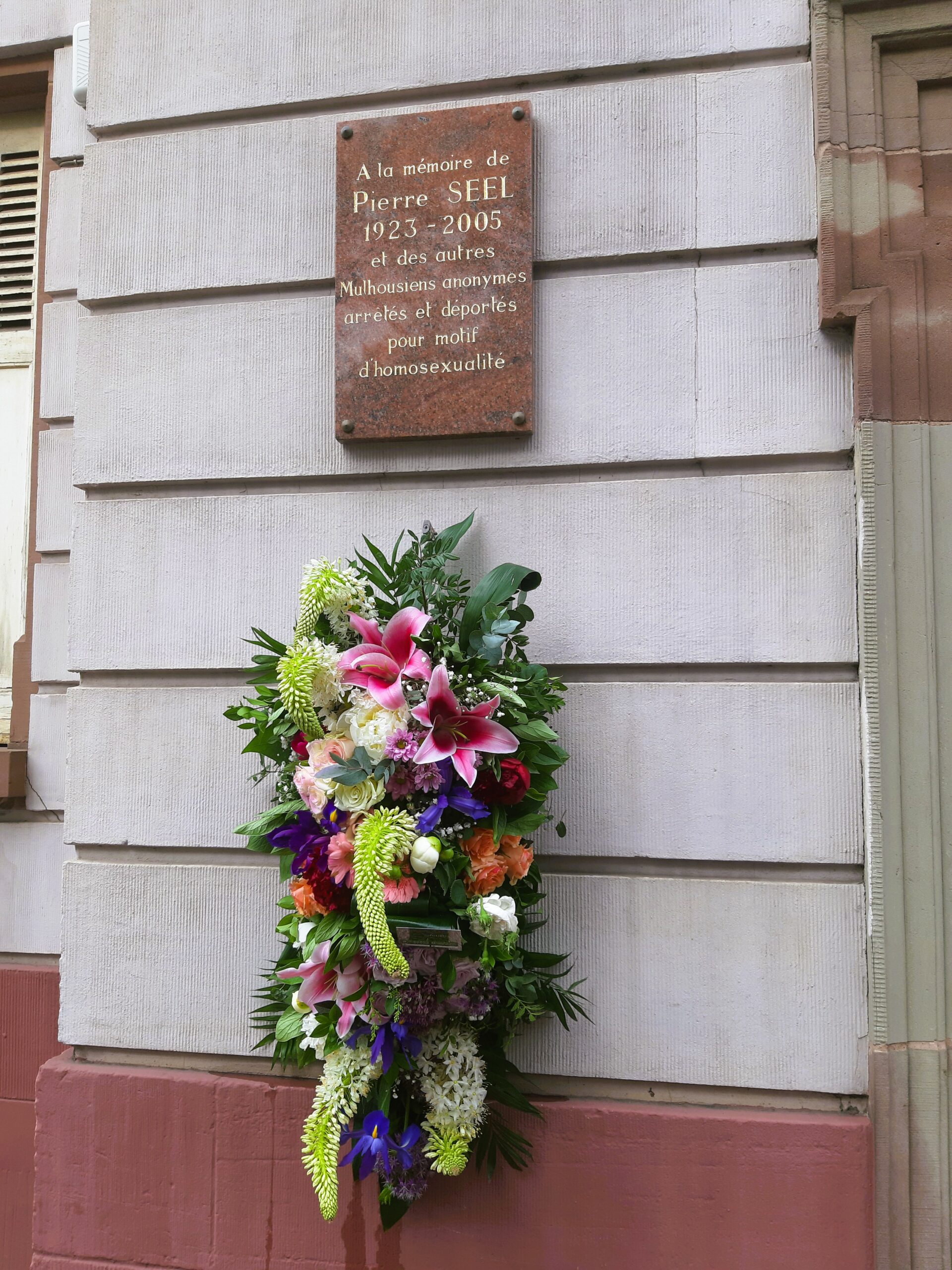 Hommage à Pierre Seel par le dépot d'une gerbe